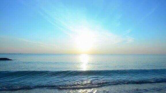 美丽的日落在热带海滩