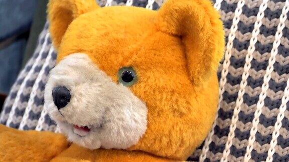 黄色的泰迪熊坐在椅子上