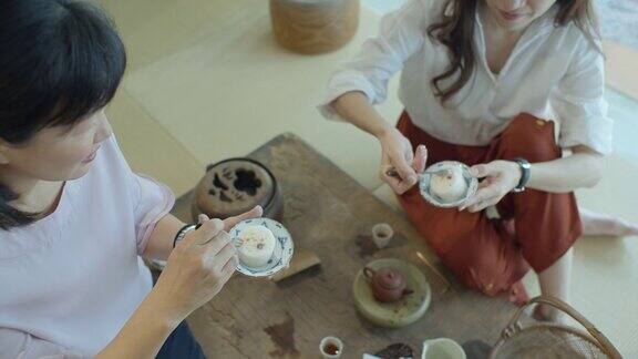 两个女人在台湾茶室吃年糕
