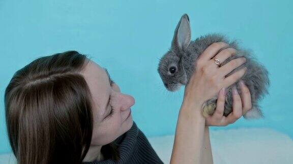 女人抱着兔子