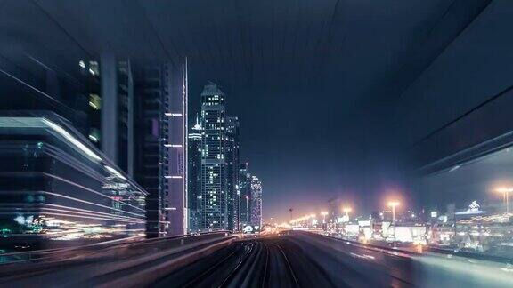 在迪拜市中心的夜晚乘坐地铁阿联酋迪拜
