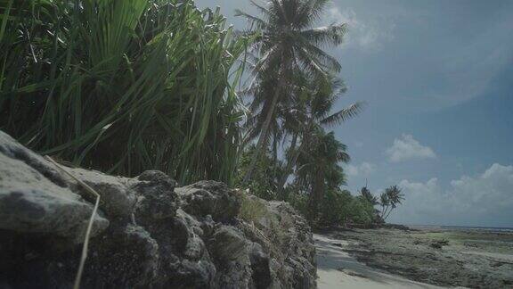 空海滩上的石头海堤