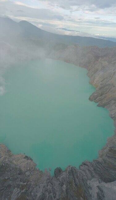 垂直视频火山酸性绿松石湖在火山口烟熏旅游胜地