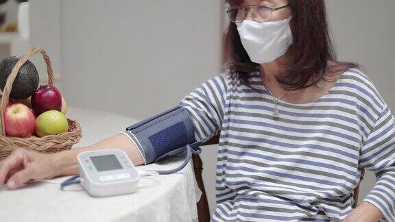 老年妇女在家测量血压