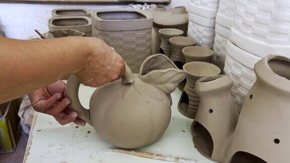 在陶瓷车间制作陶瓷花瓶特写