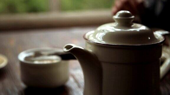 木桌白瓷茶壶