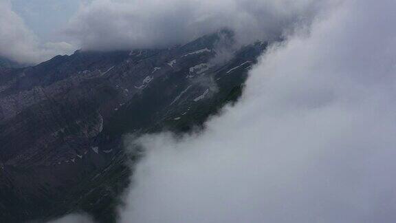 航拍阿尔卑斯山脉的云景
