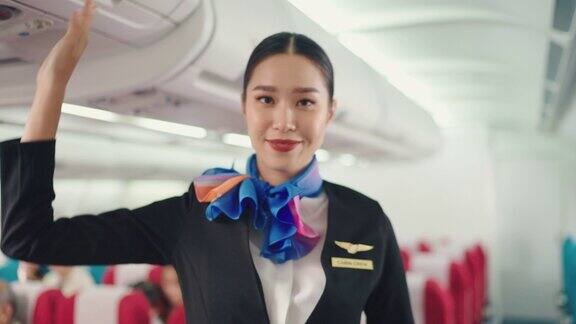 美丽的亚洲空姐在飞机上微笑热情和欢迎