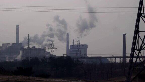 钢厂在生产烟囱在排放