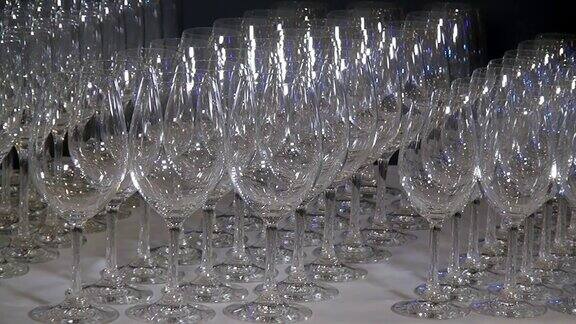 晶莹剔透的玻璃酒杯在餐桌上闪闪发光