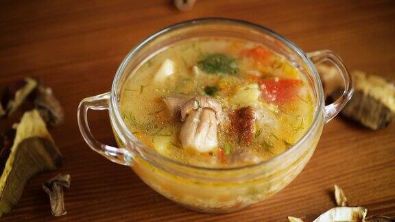 素食蔬菜汤与牛肝菌在一个玻璃碗