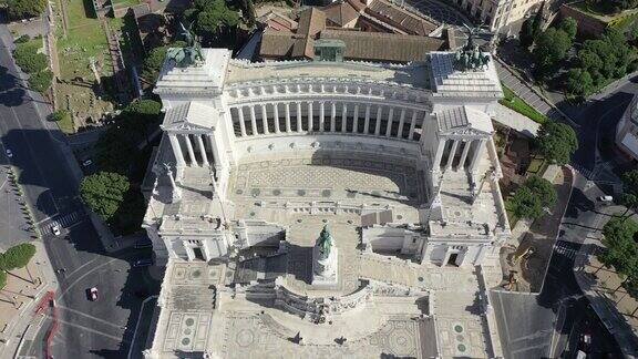 祖国的祭坛通过帝国广场和罗马斗兽场