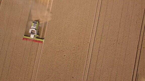 德国农场田地收割机在收割谷物航拍