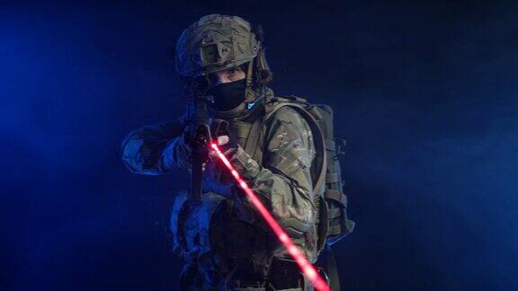 一个穿着军装的人手里拿着武器和激光瞄准器