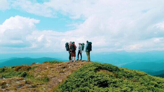 这四个人站在山上有着美丽的风景