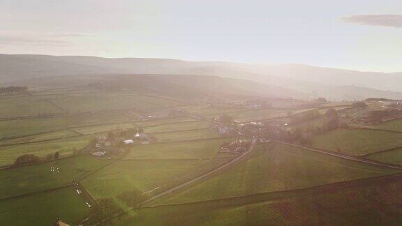 日落在英国乡村-鸟瞰图