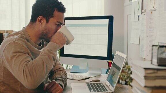 一个商人在家工作时喝咖啡的4k视频片段