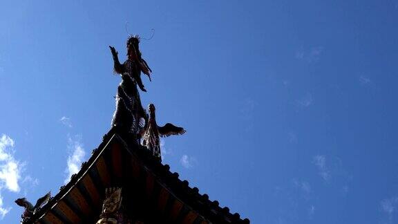 龙像的剪影庙宇的屋顶亚洲的石雕和古典建筑主题在左边