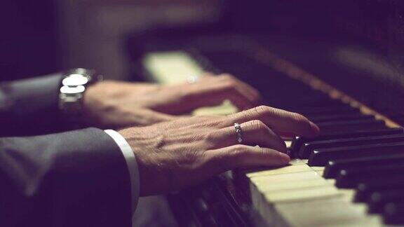 手放在钢琴上