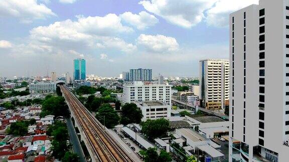 曼谷周围泰国村庄的屋顶无人机鸟瞰图