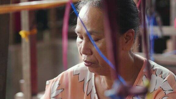 泰国妇女进行传统编织衣服和手工编织