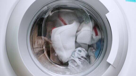 关闭洗衣机的观察窗慢动作洗衣服过程