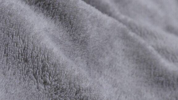 涤纶银绒极地织物温暖的材料纹理4K2160p30fps超高清倾斜镜头-缓慢倾斜在银色合成纤维极地毯特写4K3840X2160超高清视频