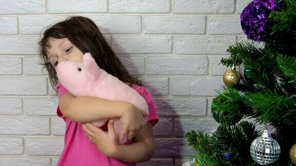 猪年到了一个小孩抱着一只玩具小猪
