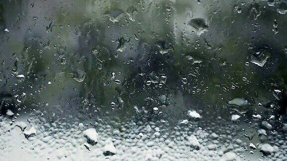 窗户外湿雪的摄影特写