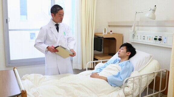 在医院病床上接受医生治疗的病人