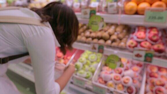 一个女人在购物中心的超市里购物