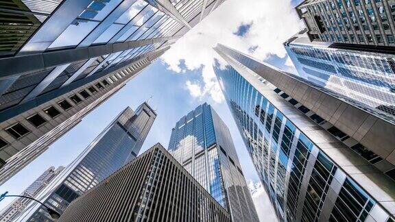 LA现代摩天大楼和移动的云美国芝加哥
