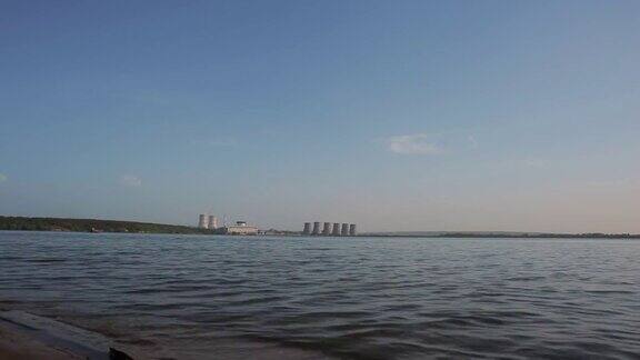 晴天核电站冷却塔在冷却水湖