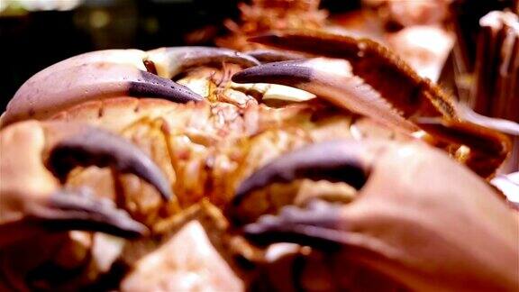 海鲜在西班牙巴塞罗那的LaBoqueria食品市场搬运螃蟹
