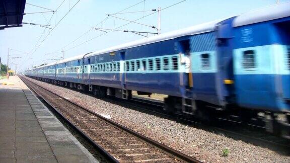 印度旅客列车在乡村车站疾驰