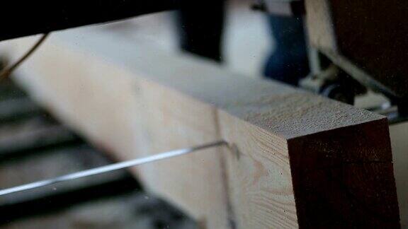 工业用带锯将木材锯成木板