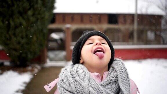 可爱的孩子在城市户外享受雪天