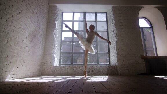 女芭蕾舞演员在阁楼跳舞