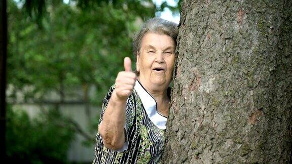 老奶奶在户外竖起大拇指