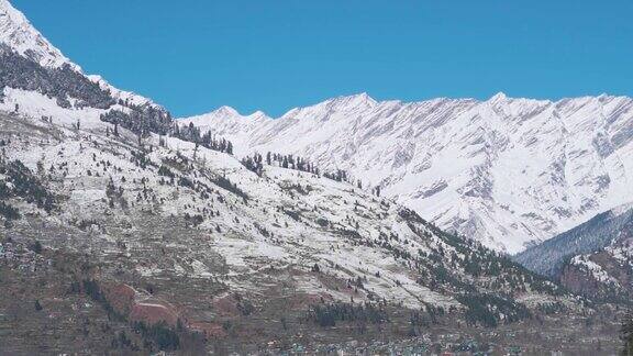 在印度喜马偕尔邦的马纳里冬季降雪后积雪覆盖的山脉雪后的喜马拉雅山脉被雪覆盖自然背景与复制空间