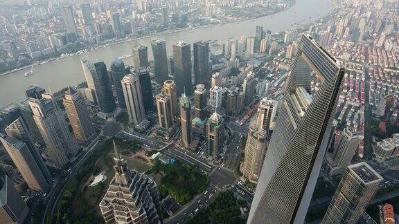 4k时间延时:鸟瞰现代上海城市陆家嘴金融区著名的摩天大楼交通道路和黄浦江