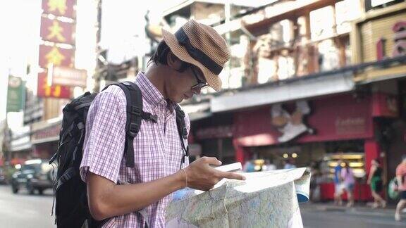 年轻游客探索城市地图而旅行