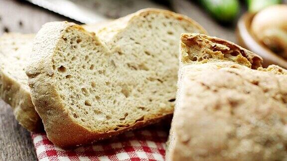 木桌上的面包