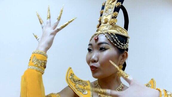 美丽的亚洲女人做pa与手与长假指甲近距离肖像视频