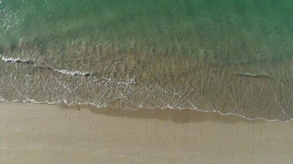 空中卡车拍摄的海滩上的波浪波折俯视图