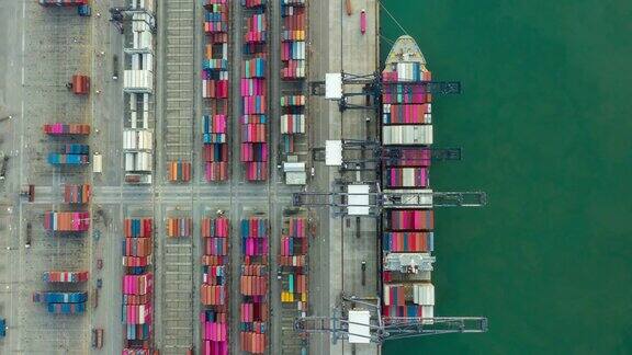 集装箱船在进出口业务和物流用起重机将货物运到港口国际水路运输鸟瞰图和俯视图