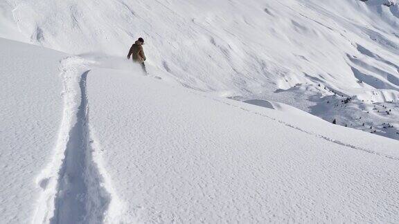 女孩在雪山滑雪