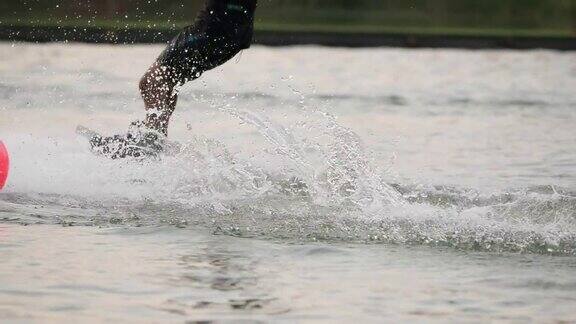 水上运动员花式滑水