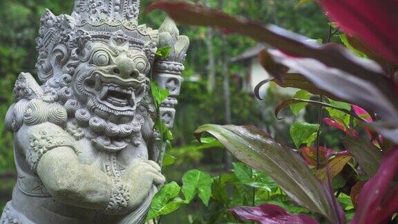 印尼巴厘岛神庙热带植物背景上的印尼神雕像传统的印尼印度教象征古代雕塑宗教偶像巴厘人的精神结构旅游和旅行