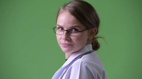 年轻美丽的女医生与眼镜的特写后视图